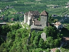 Galerie Schloss Tirol Luftaufnahme.jpg anzeigen.
