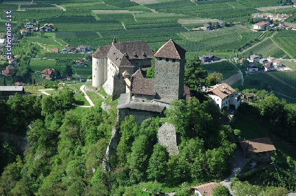 http://www.eichenhof.it/bildergalerie/cache/vs_Dorf%20Tirol%20-%20Umgebung,%20Tirolo%20e%20dintorni_Schloss%20Tirol%20Luftaufnahme.jpg