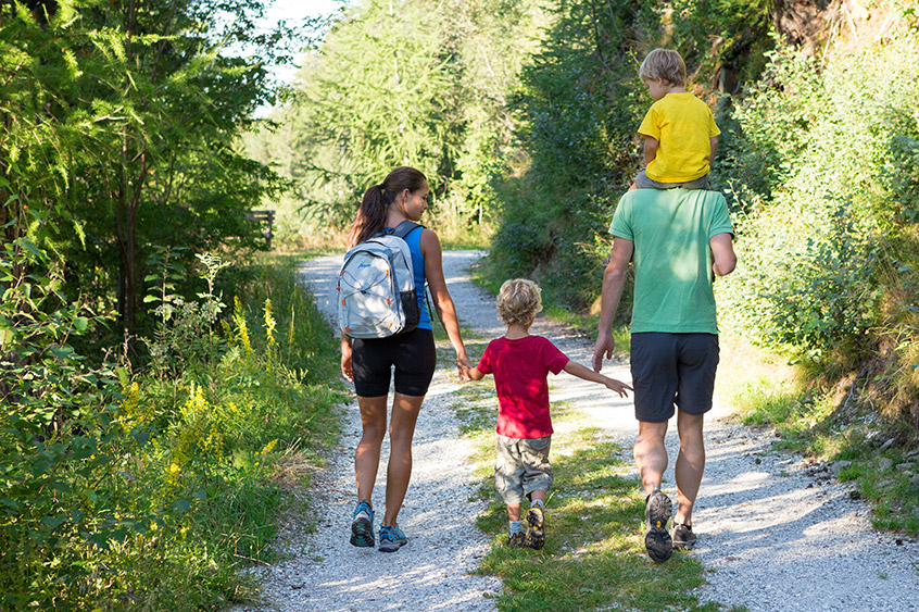 Kinder in Dorf Tirol